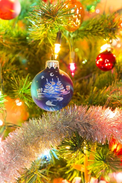 Belas bolas de vidro feitas à mão na árvore de Natal — Fotografia de Stock