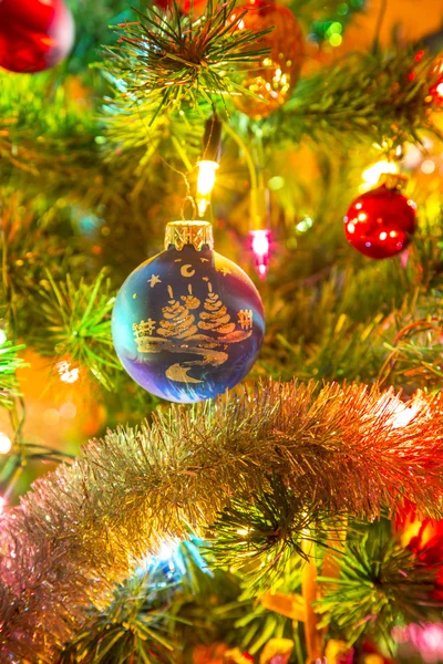 Mooie handgemaakte Glazen bollen op kerstboom — Stockfoto