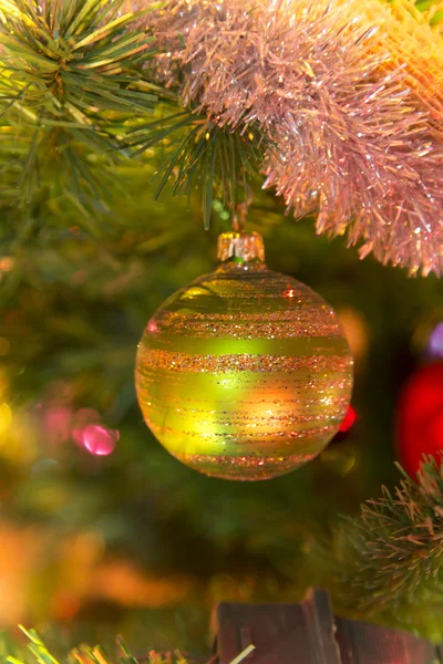 Belas bolas de vidro feitas à mão na árvore de Natal — Fotografia de Stock