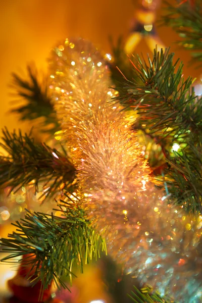 Mooie handgemaakte Glazen bollen op kerstboom — Stockfoto