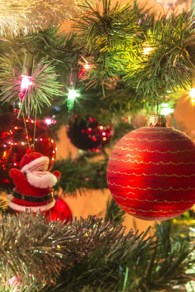 Güzel cam topları Noel ağacı üzerinde — Stok fotoğraf