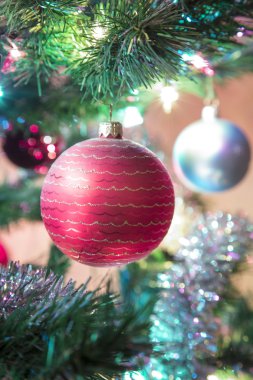 Güzel cam topları Noel ağacı üzerinde