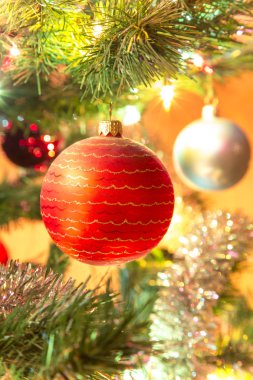 Güzel cam topları Noel ağacı üzerinde
