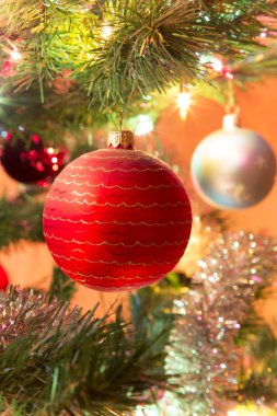 Güzel cam topları Noel ağacı üzerinde