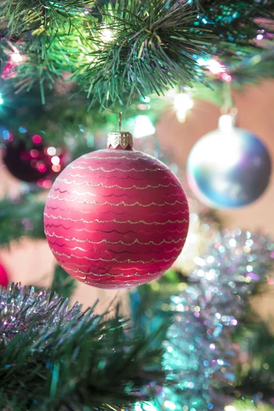 Mooie glazen bollen op kerstboom — Stockfoto