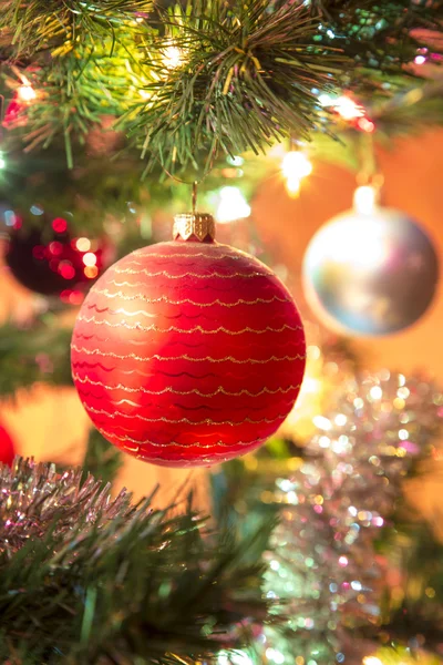 Güzel cam topları Noel ağacı üzerinde