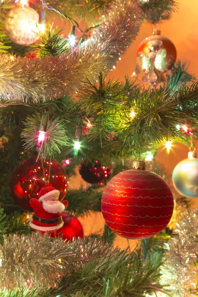 Belas bolas de vidro na árvore de Natal — Fotografia de Stock