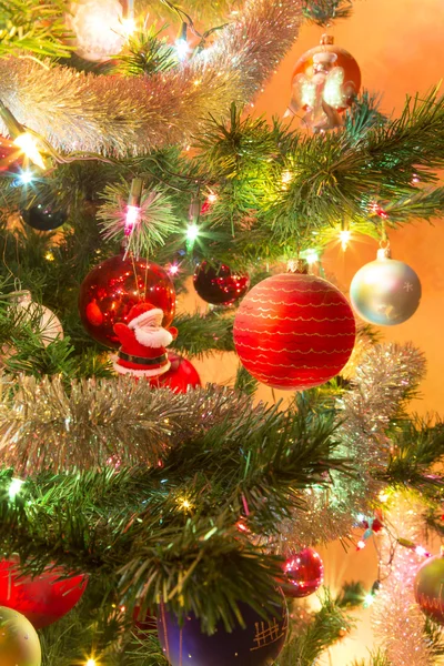 Mooie glazen bollen op kerstboom — Stockfoto