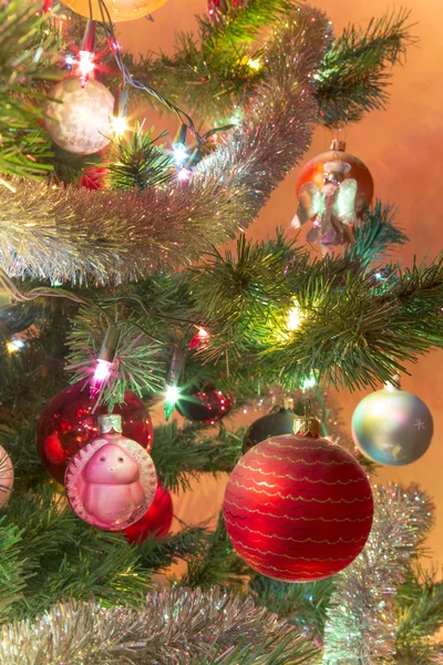 Mooie glazen bollen op kerstboom — Stockfoto