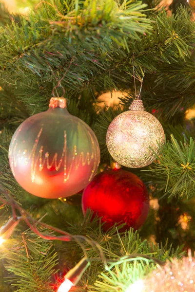Güzel cam topları Noel ağacı üzerinde — Stok fotoğraf