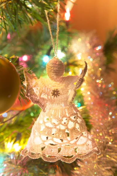 Belas bolas de vidro na árvore de Natal — Fotografia de Stock