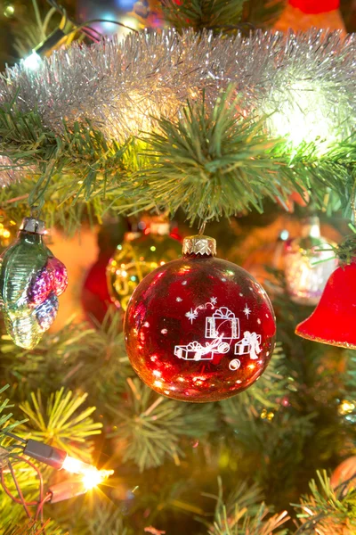 Mooie glazen bollen op kerstboom — Stockfoto