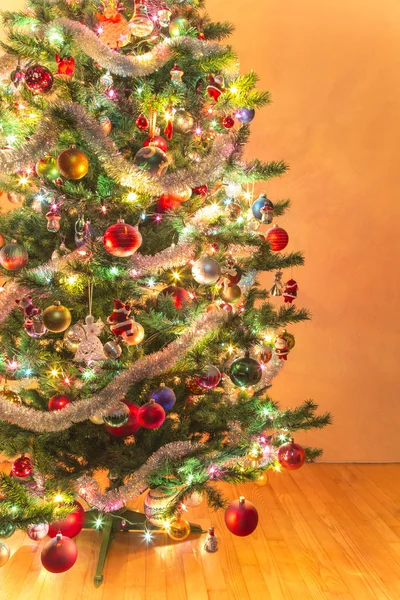 Mooie glazen bollen op kerstboom — Stockfoto