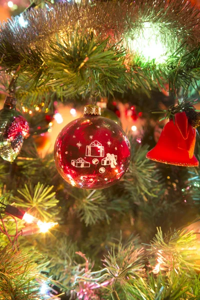 Mooie glazen bollen op kerstboom — Stockfoto