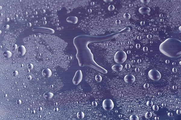 Gotas de água no fundo azul — Fotografia de Stock