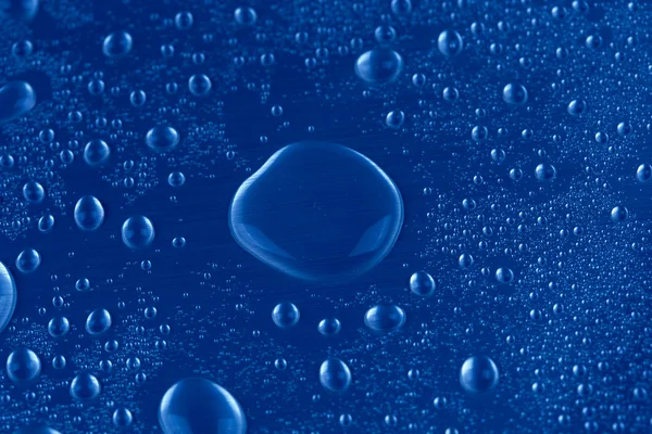 Krople wody na niebieskim tle — Zdjęcie stockowe