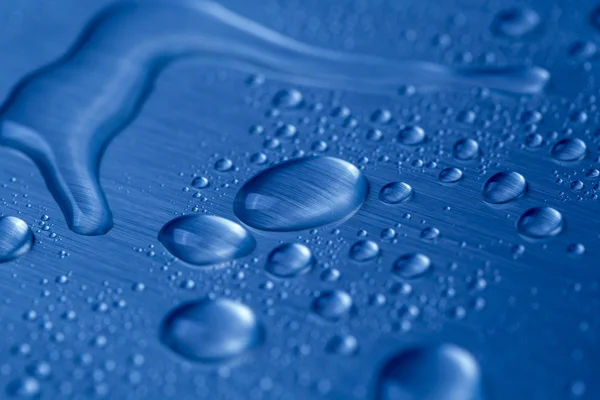 Gotas de água no fundo azul — Fotografia de Stock