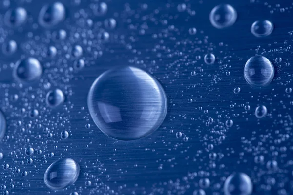 Gotas de agua sobre fondo azul —  Fotos de Stock