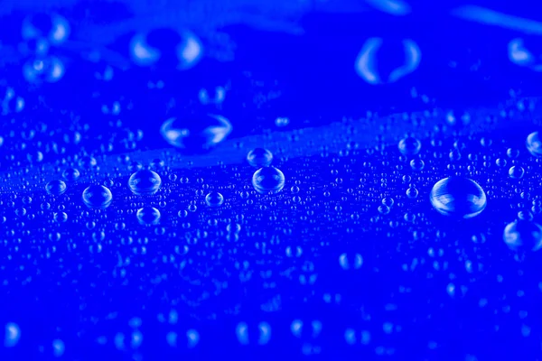 Gotas de água no fundo azul — Fotografia de Stock