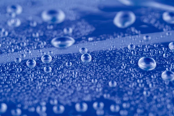 Gotas de agua sobre fondo azul —  Fotos de Stock