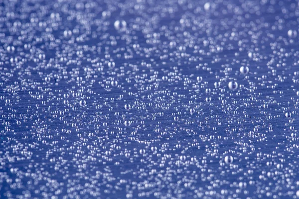 Picături de apă pe fundal albastru — Fotografie, imagine de stoc