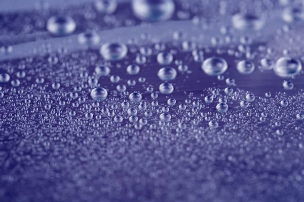 Gotas de água no fundo azul — Fotografia de Stock