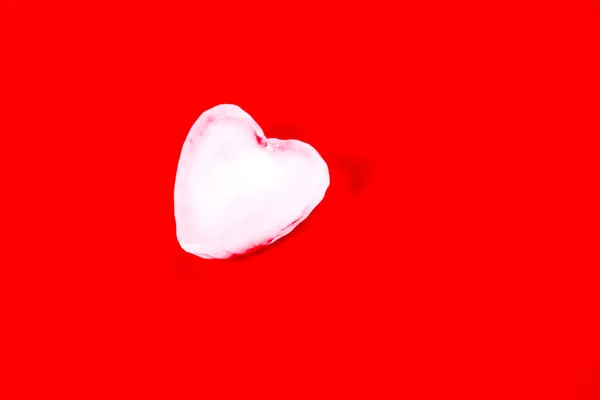 얼음 심장와 붉은 배경에 거품 발렌타인의 인사말 카드 — 스톡 사진
