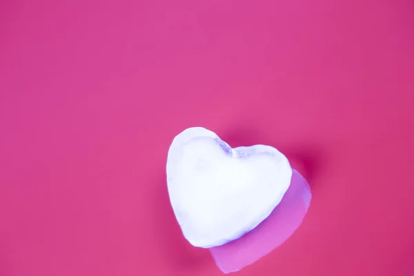 Carte de voeux de Saint-Valentin avec coeur de glace et bulles sur fond rouge — Photo