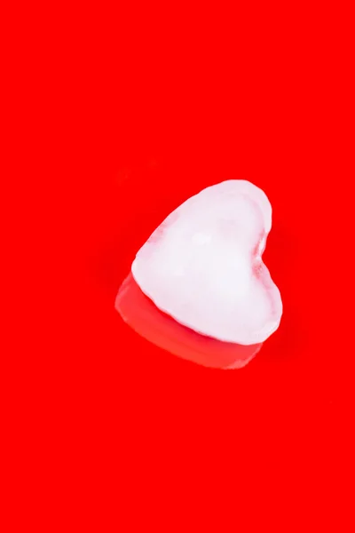Carte de voeux de Saint-Valentin avec coeur de glace et bulles sur fond rouge — Photo