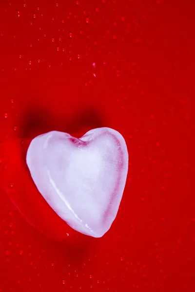 Cartão de saudação de Valentim com coração de gelo e bolhas no fundo vermelho — Fotografia de Stock