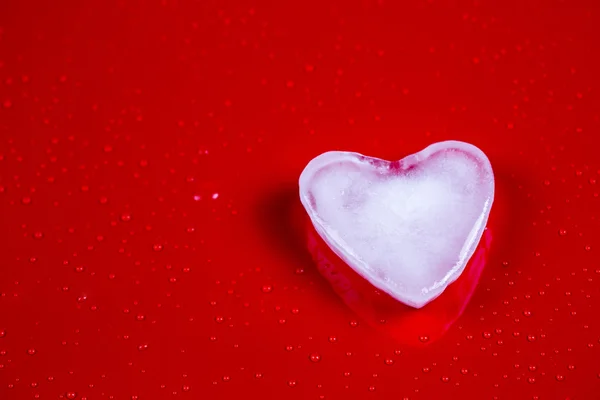 Cartão de saudação de Valentim com coração de gelo e bolhas no fundo vermelho — Fotografia de Stock