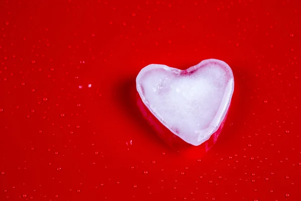 Cartão de saudação de Valentim com coração de gelo e bolhas no fundo vermelho — Fotografia de Stock