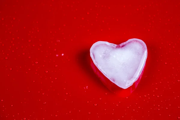 Cartão de saudação de Valentim com coração de gelo e bolhas no fundo vermelho — Fotografia de Stock