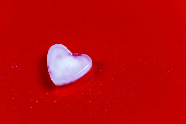 Cartão de saudação de Valentim com coração de gelo e bolhas no fundo vermelho — Fotografia de Stock