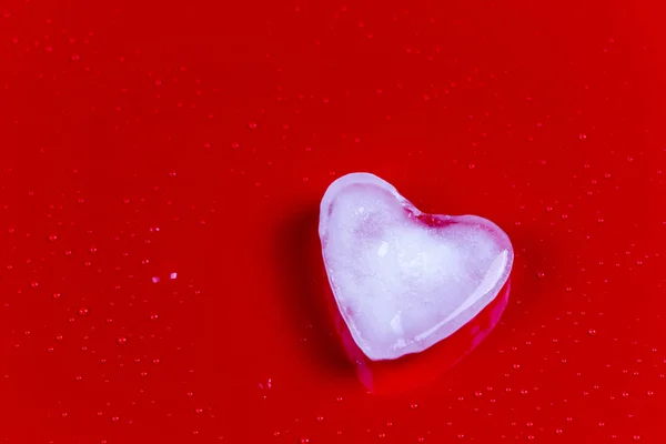Cartão de saudação de Valentim com coração de gelo e bolhas no fundo vermelho — Fotografia de Stock