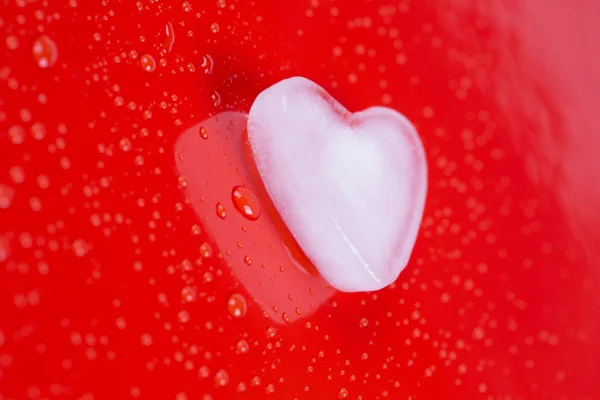 얼음 심장와 붉은 배경에 거품 발렌타인의 인사말 카드 — 스톡 사진