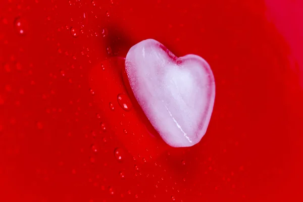 Cartão de saudação de Valentim com coração de gelo e bolhas no fundo vermelho — Fotografia de Stock