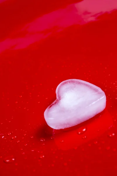 Carte de voeux de Saint-Valentin avec coeur de glace et bulles sur fond rouge — Photo