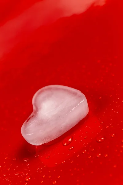 Carte de voeux de Saint-Valentin avec coeur de glace et bulles sur fond rouge — Photo