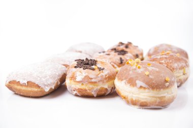 Beyaz arka plan üzerinde taze jummy izole çörek