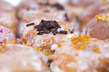 Beyaz arka plan üzerinde taze jummy izole çörek