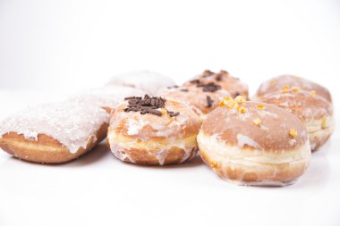 Beyaz arka plan üzerinde taze jummy izole çörek