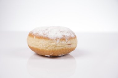 Beyaz arka plan üzerinde taze jummy izole çörek