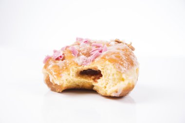 Beyaz arka plan üzerinde taze jummy izole çörek