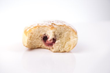 Beyaz arka plan üzerinde taze jummy izole çörek