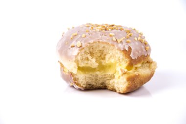 Beyaz arka plan üzerinde taze jummy izole çörek