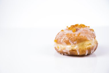 Beyaz arka plan üzerinde taze jummy izole çörek