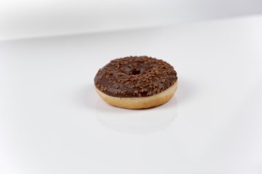 Beyaz arka plan üzerinde taze izole çörek