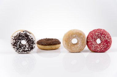 Beyaz arka plan üzerinde taze izole çörek