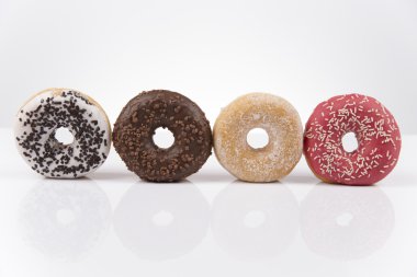 Beyaz arka plan üzerinde taze izole çörek